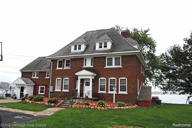 front view picture of 8790 Arlington Rd, White Lake, MI. 48386
