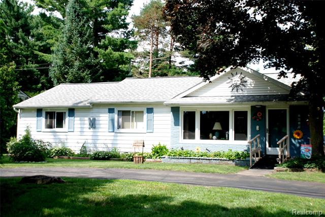 front view picture of 2615 Ormond Rd, White Lake, MI. 48383