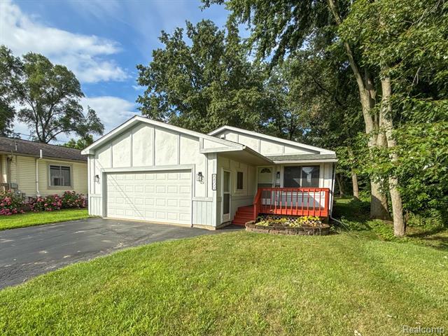 front view picture of 8809 Arlington Rd, White Lake, MI. 48386