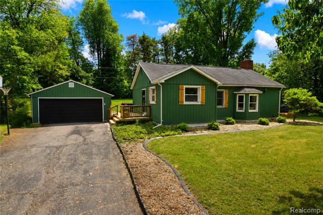 front view picture of 1405 Middle Rd, Highland, MI. 48357