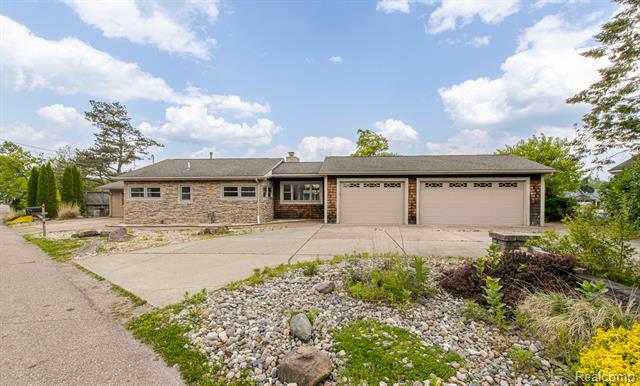 front view picture of 9634 Bonnie Briar Dr, White Lake, MI. 48386