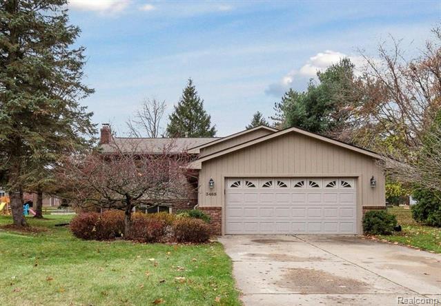 front view picture of 3465 Lido Dr, Highland, MI. 48356