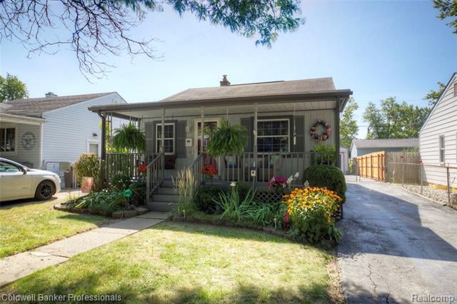 front view picture of 207 W Strathmore Ave, Pontiac, MI. 48340