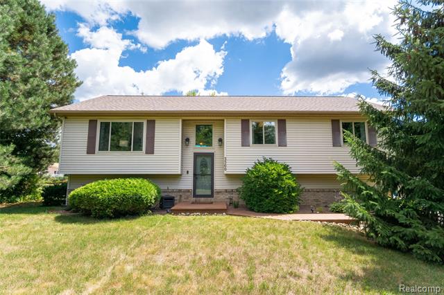 front view picture of 3300 N Duck Lake Rd, Highland, MI. 48356