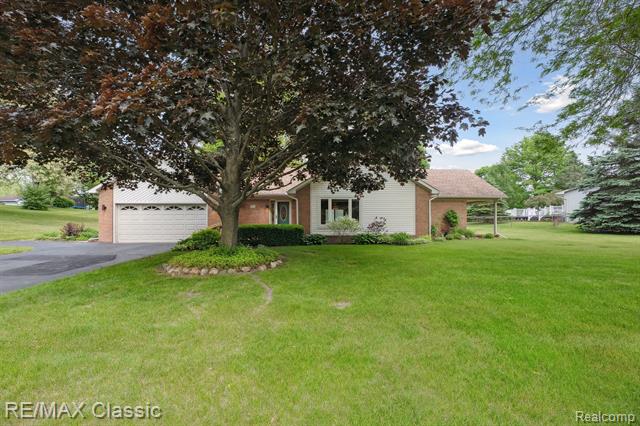 front view picture of 3484 Taggett Lake Dr, Highland, MI. 48357