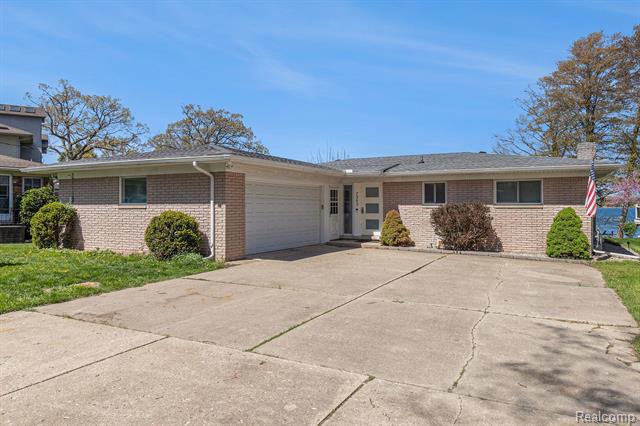 front view picture of 7262 Hatchery Rd, Waterford, MI. 48327