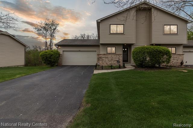 front view picture of 4921 Rivercrest Dr, Waterford, MI. 48328