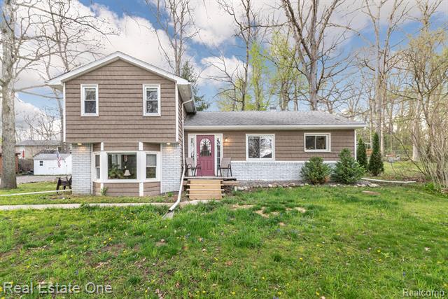 front view picture of 881 Lakeview Blvd, Highland, MI. 48356
