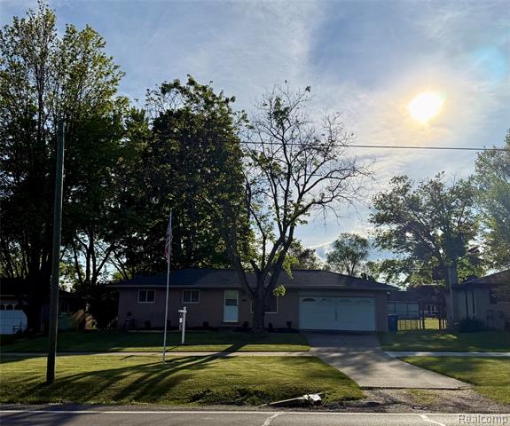 front view picture of 1903 Crescent Lake Rd, Waterford, MI. 48327