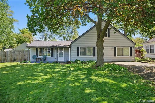 front view picture of 1840 Manse Rd, Waterford, MI. 48328