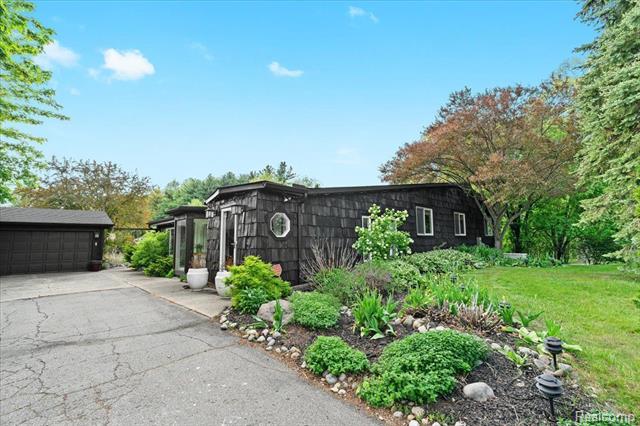 front view picture of 2865 Steeple Hill Rd, White Lake, MI. 48383