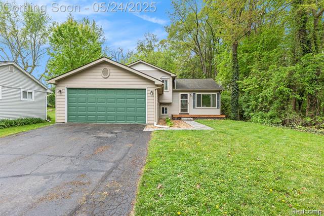 front view picture of 3489 Lexington Rd, Waterford, MI. 48328