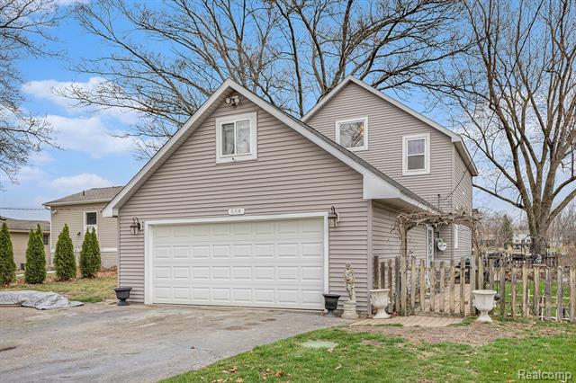 front view picture of 658 Meadow Dr, Highland, MI. 48357
