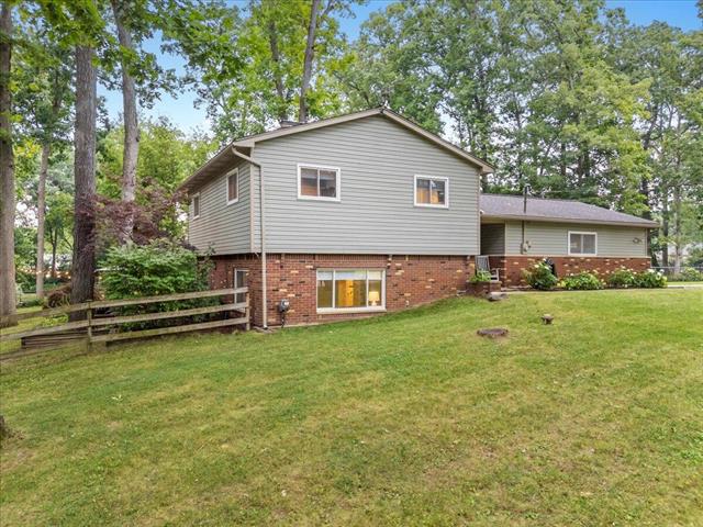 front view picture of 835 Oakgrove, Highland, MI. 48356