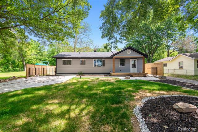 front view picture of 3166 Highland Blvd, Highland, MI. 48356