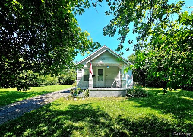 front view picture of 675 E Beverly Ave, Pontiac, MI. 48340
