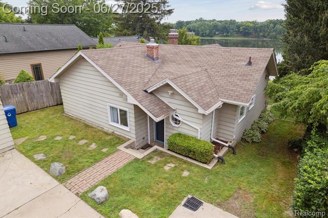 front view picture of 3330 Lexington Rd, Waterford, MI. 48328
