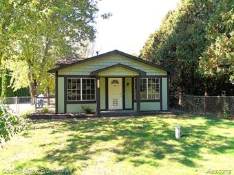 front view picture of 3225 Oak Ridge Dr, Highland, MI. 48356