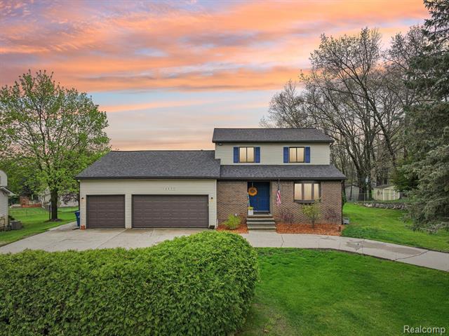 front view picture of 4630 Pasture Ln, White Lake, MI. 48383