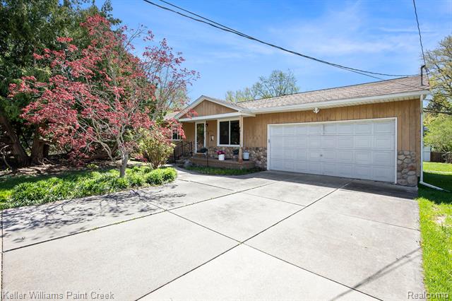 front view picture of 3115 Lexington Rd, Waterford, MI. 48328
