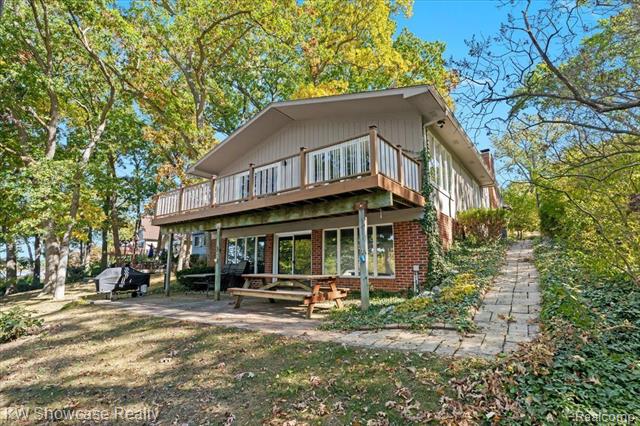 front view picture of 3155 Ridge Rd, White Lake, MI. 48383
