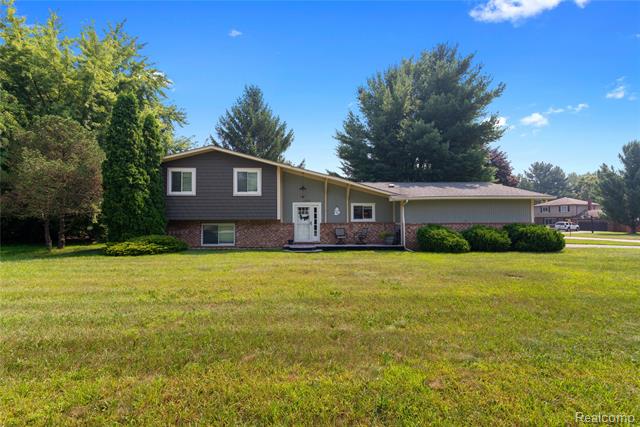 front view picture of 3520 Tara Dr, Highland, MI. 48356