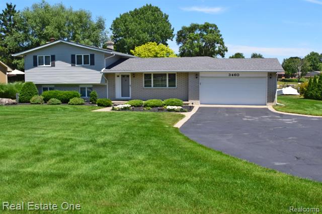 front view picture of 3460 Ramada Dr, Highland, MI. 48356