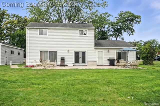 front view picture of 1990 Watkins Lake Rd, Waterford, MI. 48328