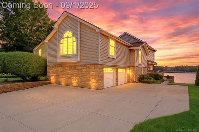front view picture of 3160 Lexington Rd, Waterford, MI. 48328