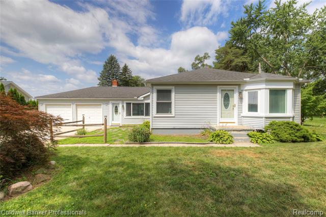 front view picture of 2139 Jones Rd, Waterford, MI. 48327