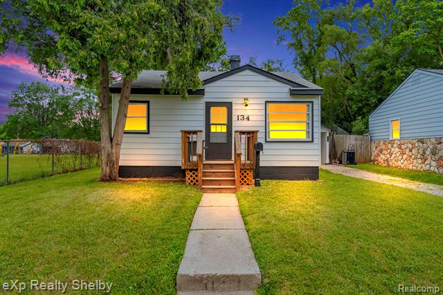 front view picture of 134 W Fairmount Ave, Pontiac, MI. 48340
