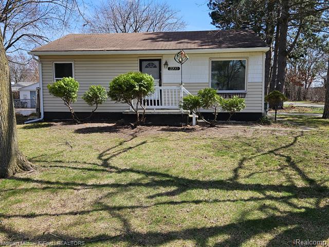 front view picture of 2200 Ellery Ave, Waterford, MI. 48327