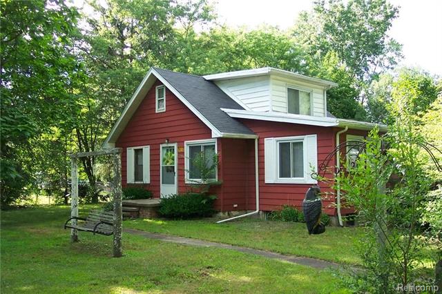 front view picture of 5610 Croswell Rd, Waterford, MI. 48327