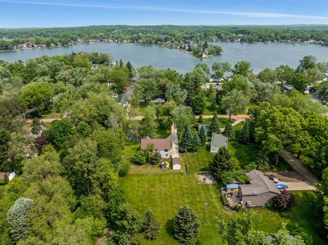 front view picture of 2160 Dean Dr, Highland, MI. 48356