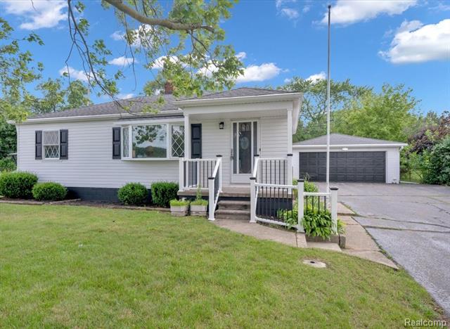 front view picture of 2190 Crescent Lake Rd, Waterford, MI. 48329