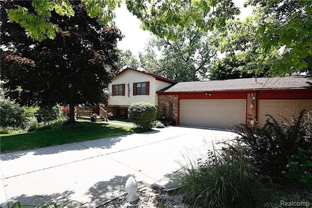 front view picture of 2145 Scott Lake Rd, Waterford, MI. 48328