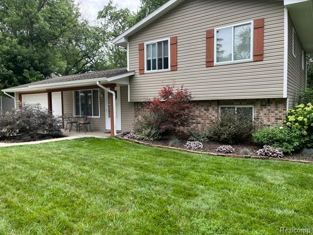 front view picture of 3144 Beaumont Dr, Highland, MI. 48356