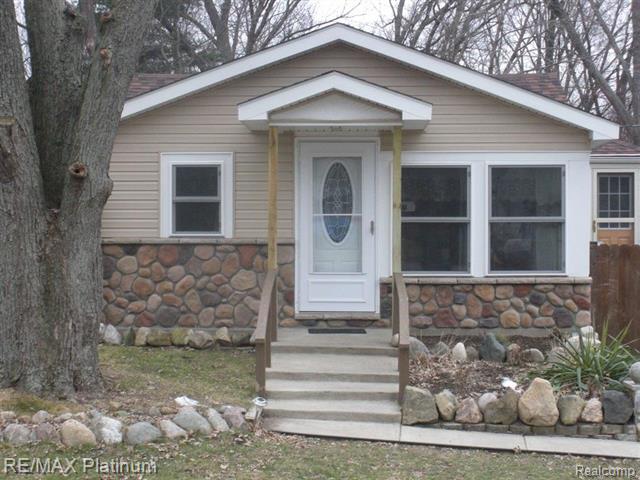 front view picture of 2220 Marston Dr, Waterford, MI. 48327