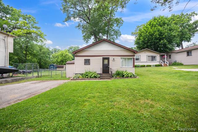 front view picture of 2263 Overridge Ave, Waterford, MI. 48327