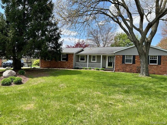 front view picture of 4305 N Hickory Ridge Rd, Highland, MI. 48357