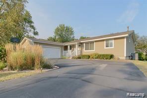 front view picture of 3816 Taggett Lake Dr, Highland, MI. 48357