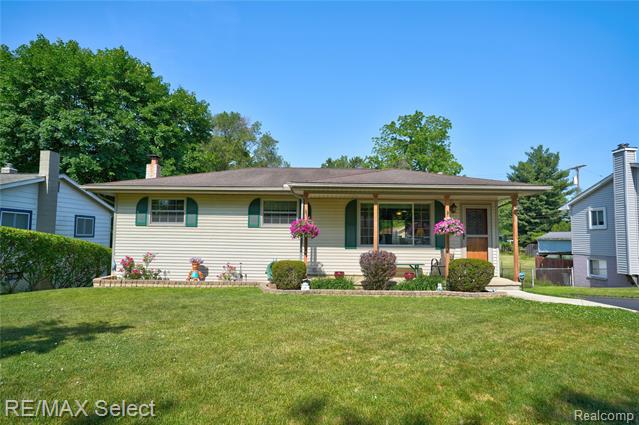 front view picture of 2249 Pauline Dr, Waterford, MI. 48329
