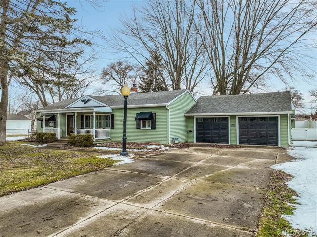 front view picture of 7464 S Shaker Dr, Waterford, MI. 48327
