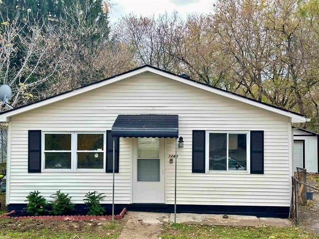 front view picture of 1243 Cherrylawn Dr, Pontiac, MI. 48340