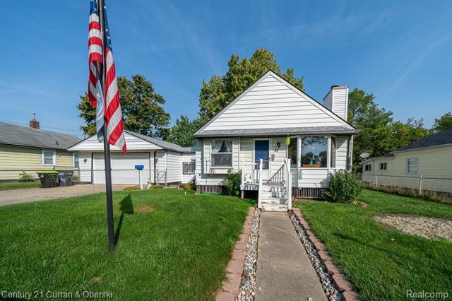 front view picture of 33 E Ann Arbor Ave, Pontiac, MI. 48340