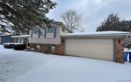 front view picture of 2736 Ravenglass Rd, Waterford, MI. 48329
