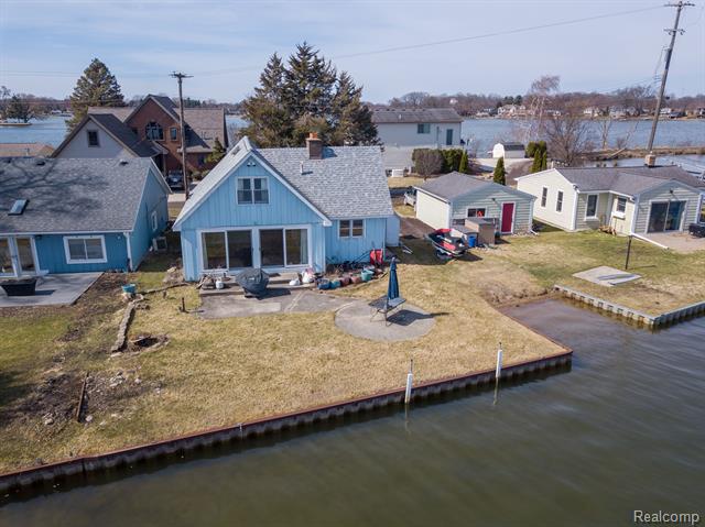 front view picture of 4266 Flynn Dr, Highland, MI. 48356