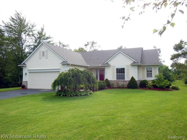 front view picture of 4105 Nancy Ln, White Lake, MI. 48383