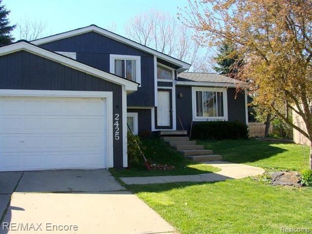 front view picture of 2425 Pine Orchard Dr, Waterford, MI. 48329