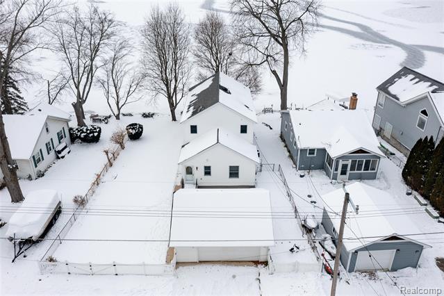 front view picture of 4333 Hunters Dr, Highland, MI. 48356